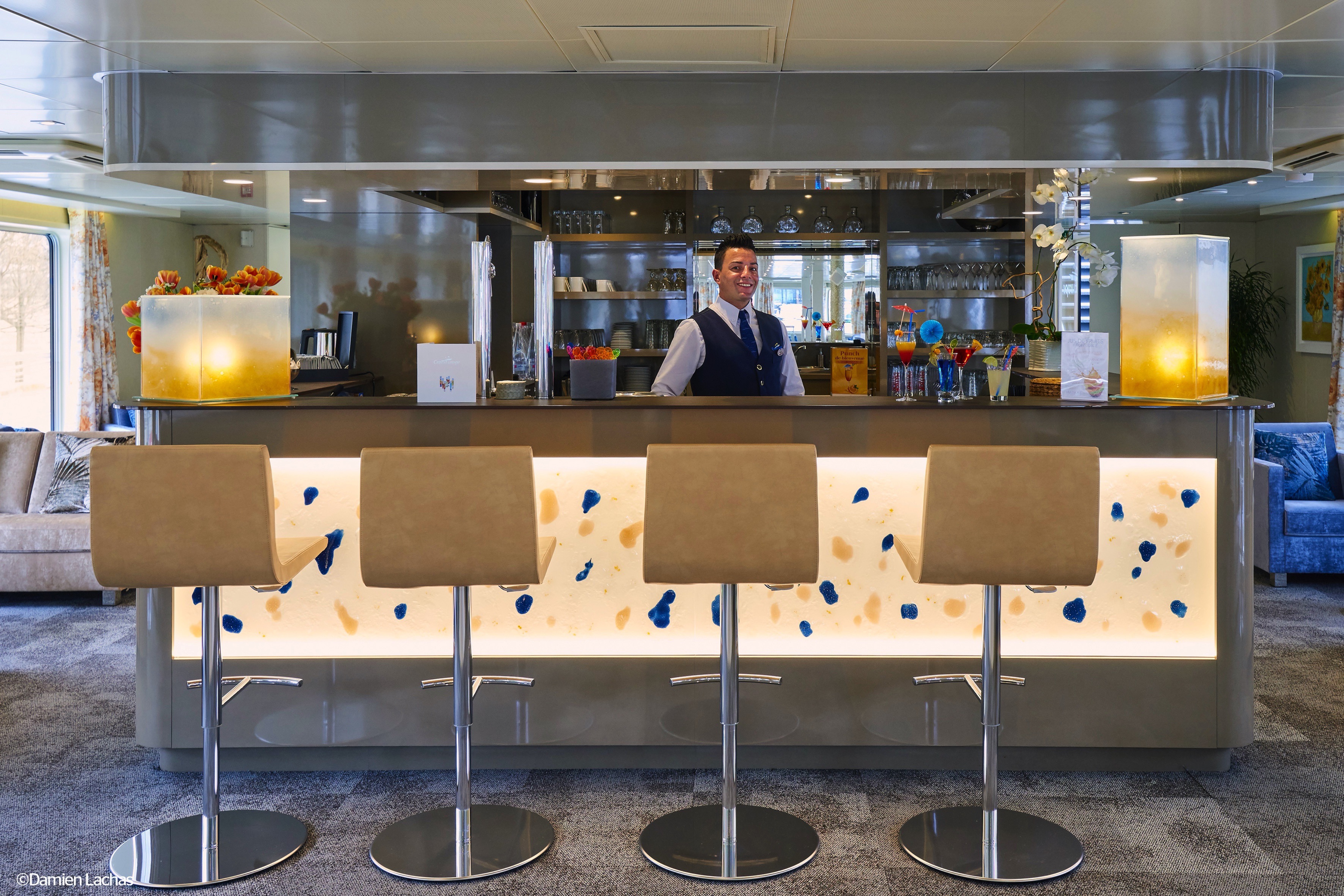 Lounge Bar with Dancefloor